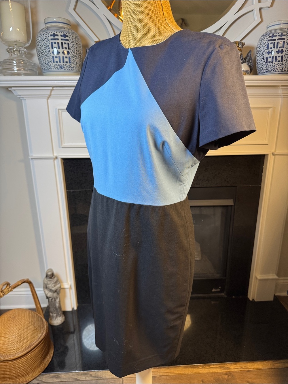 Diane Von Furstenberg Navy and pale Blue Colorblock Short-Sleeve Sheath Dress 12 - Picture 7 of 7